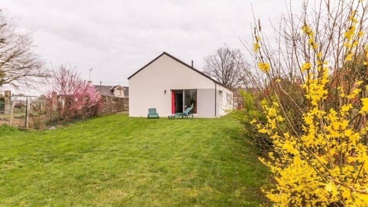 Nozay Cottage | Modern House with Garden, Near Nantes - 3 Bedrooms, Wifi, Baby Equipment, Enclosed Garden