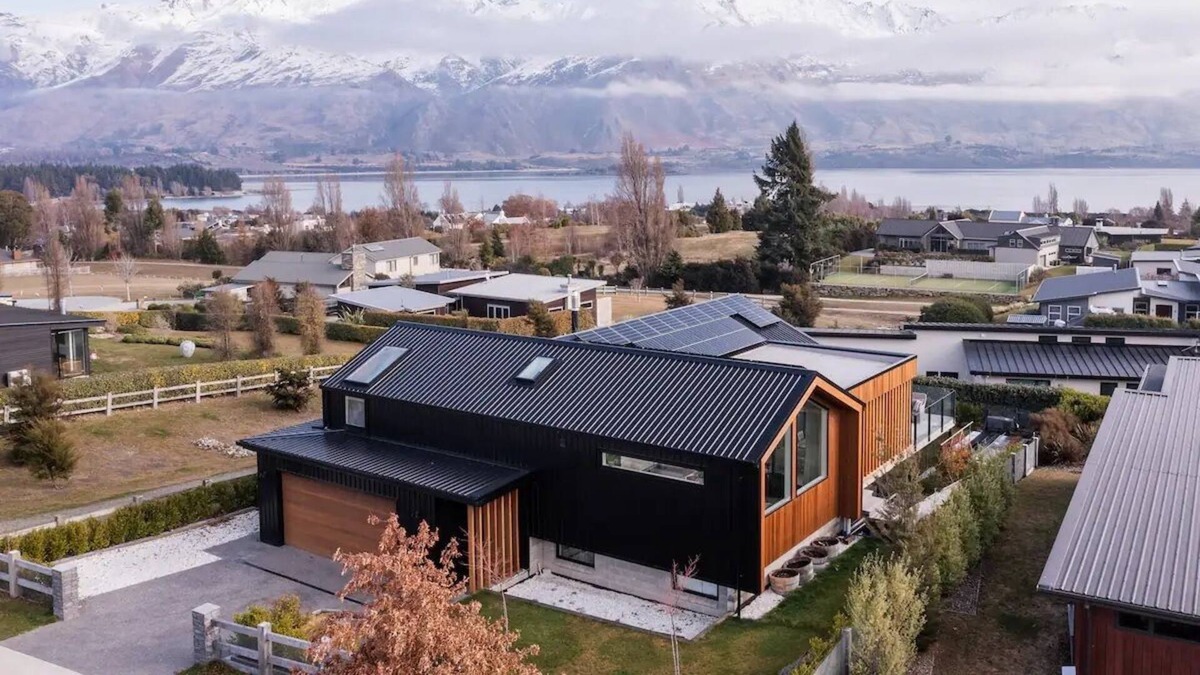Wanaka House | Modern house with lake and mountain views