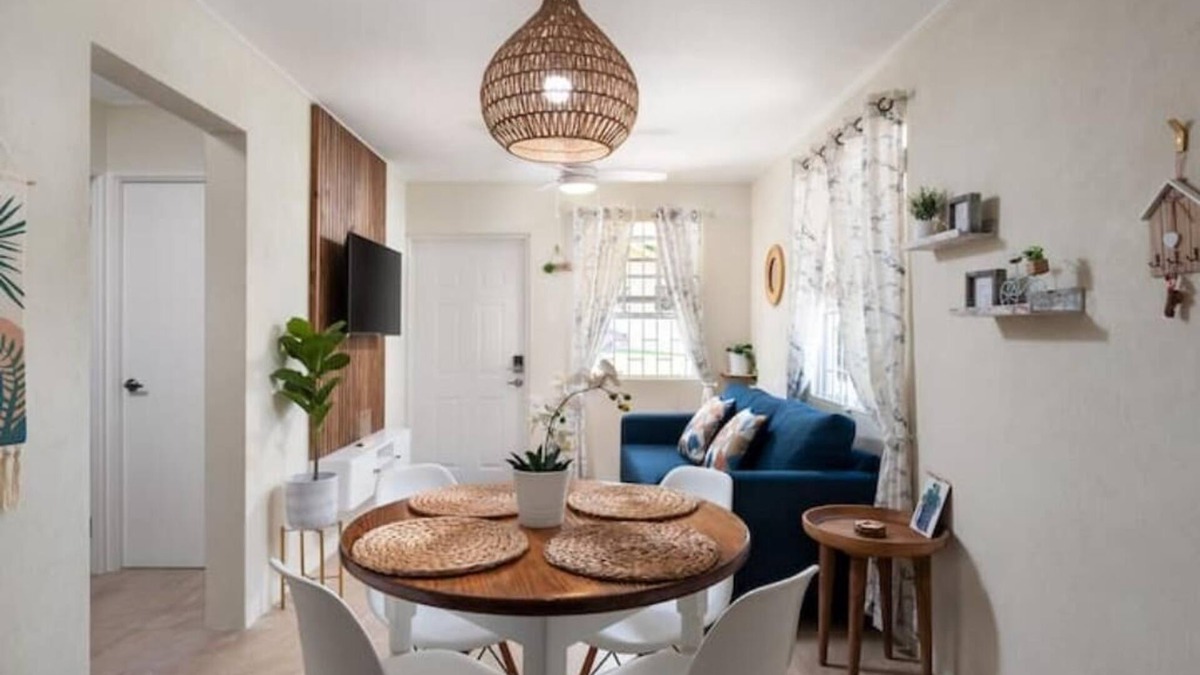Lascelles House | Modern House with Queen beds 7 mins drive to beach