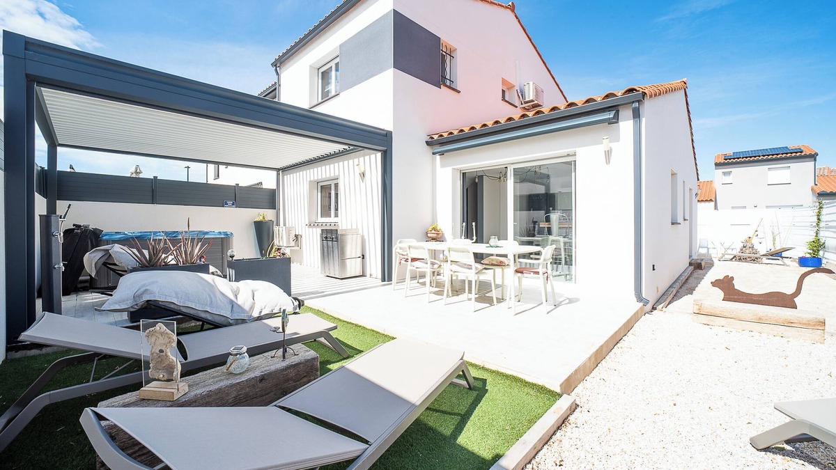 Pia House | MODERN HOUSE WITH SPA BOULES COURT & BIOCLIMATIC PERGOLA 12 KMS BEACH