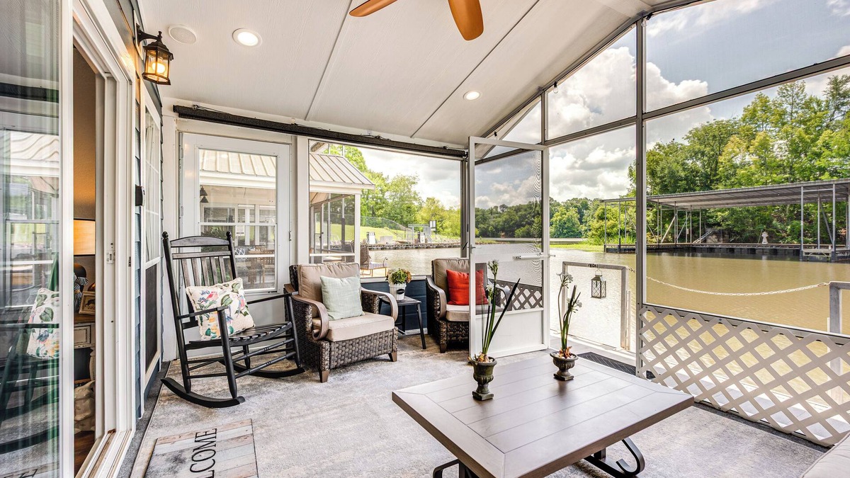 Bainbridge Cottage | Modern Houseboat on Flint River w/Dock!