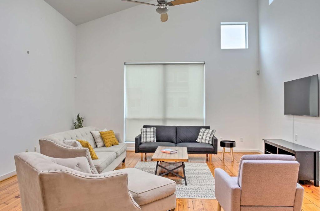 Astrodome House | Modern Houston Townhome with Balcony 5 Mi to Dtwn!