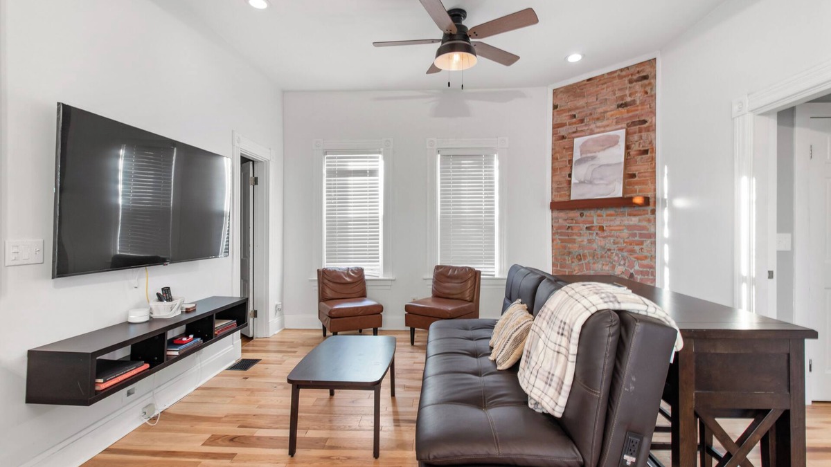 Oakley House | Modern Hyde Park Abode w/2 first floor bedrooms