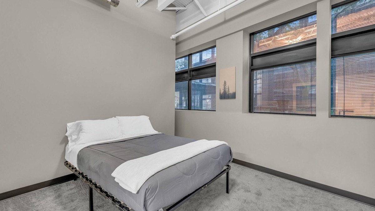 Waldron Apartment | Modern Industrial Loft Near Airport High-Speed WiFi Secure with free parking