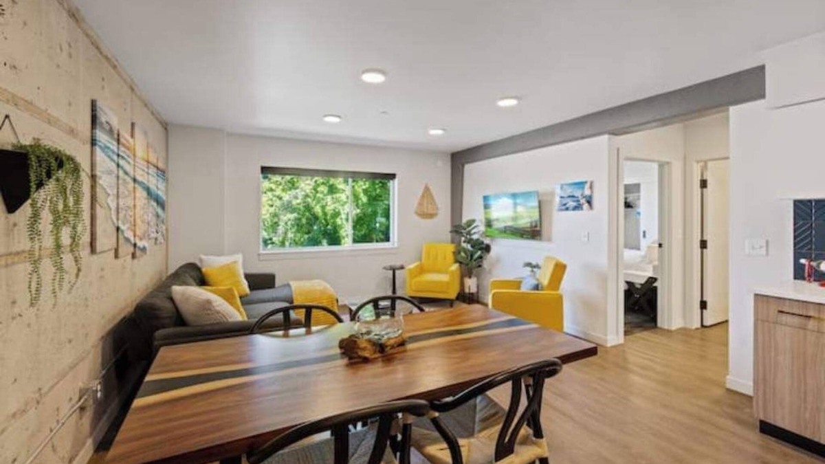 Cliff - Cannon Apartment | Modern Industrial with Free Parking