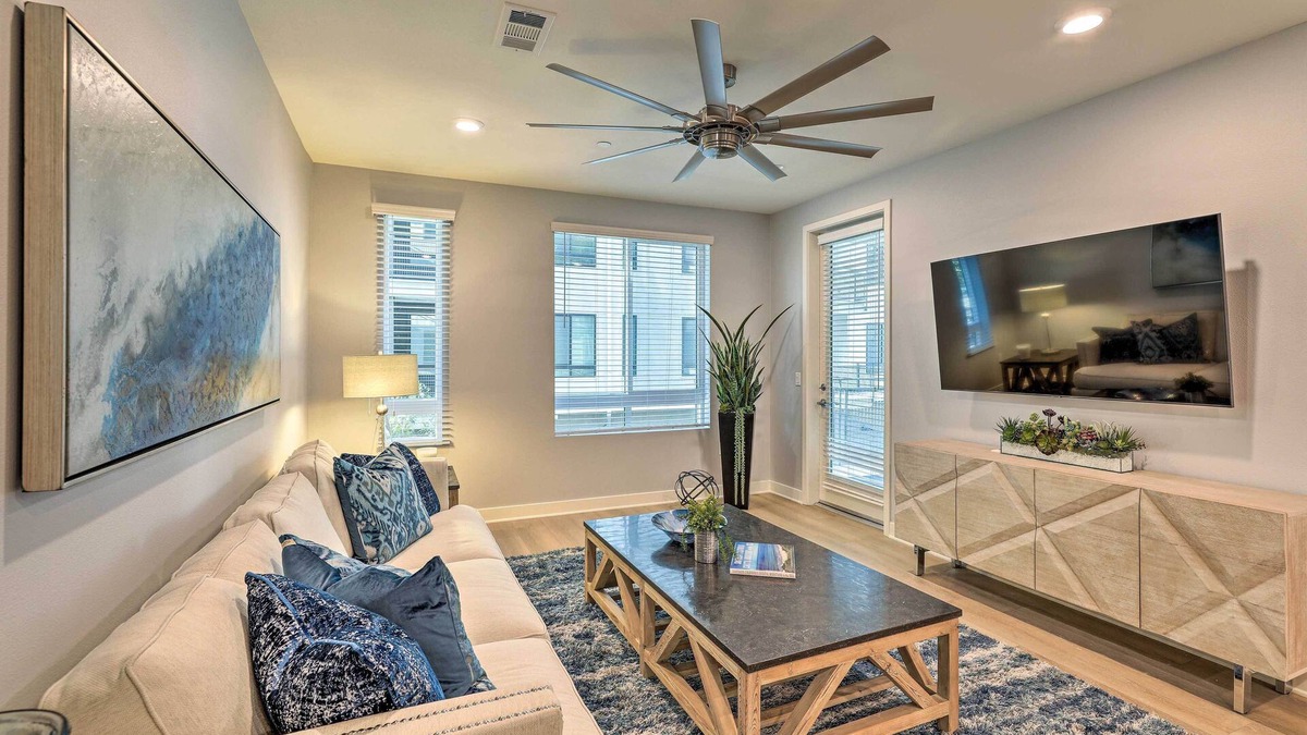 Irvine Business Complex Condo | Modern Irvine Condo w/Pool - 7 Mi to Beach!