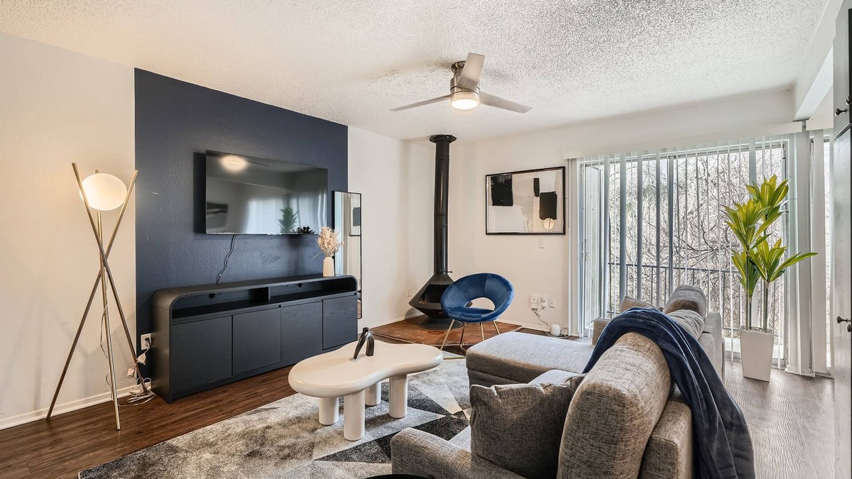 Travis Heights Apartment | Modern King Suite Getaway | Sleeps 4 | Pool, Prkg