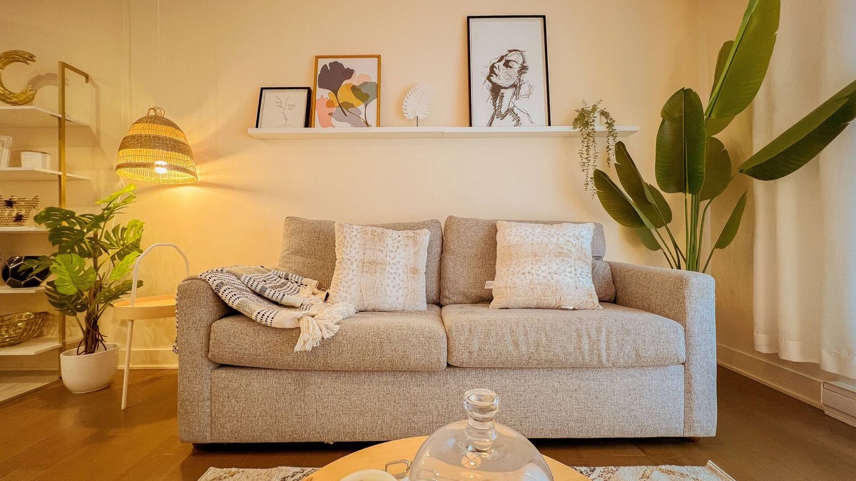 Monkland Village Condo | Modern King Suite with WiFi- Gym -Terrace - Parking- Close to Downtown & Airport