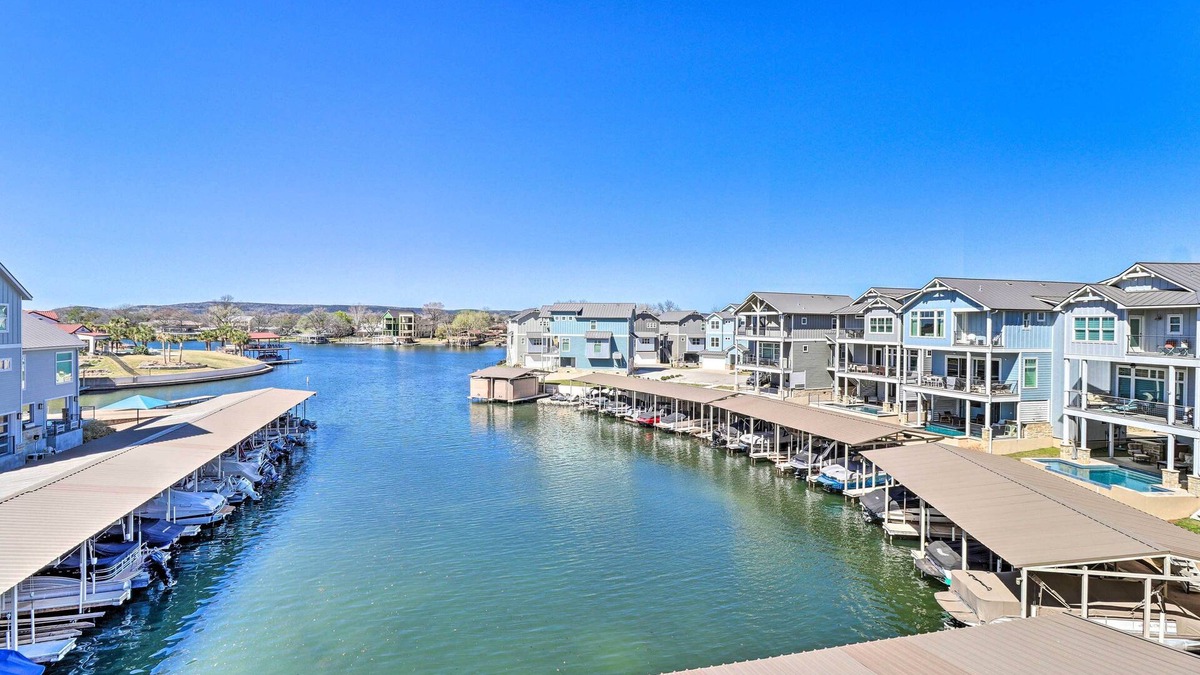Kingsland Cottage | Modern Kingsland Lake Front House w/Heated Pool!