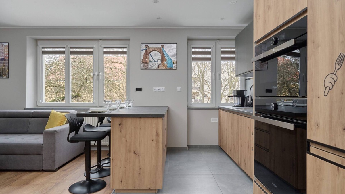 Srodmiescie Apartment | Modern Kotsisa Apartment by Renters