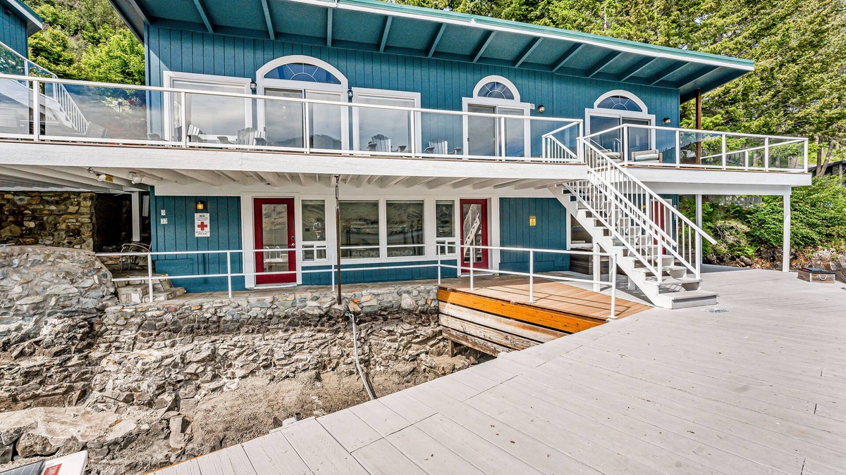 Chelan House | Modern Lake Chelan cottage & bunk house with dock & hot tub