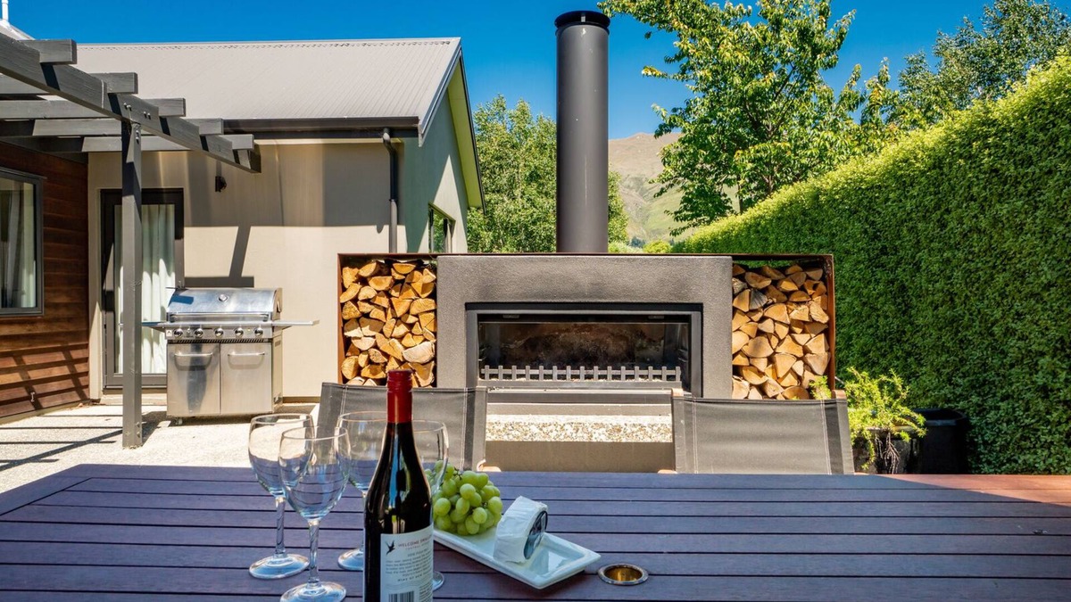 Wanaka Cottage | Modern Lake Haven - Wanaka Holiday Home