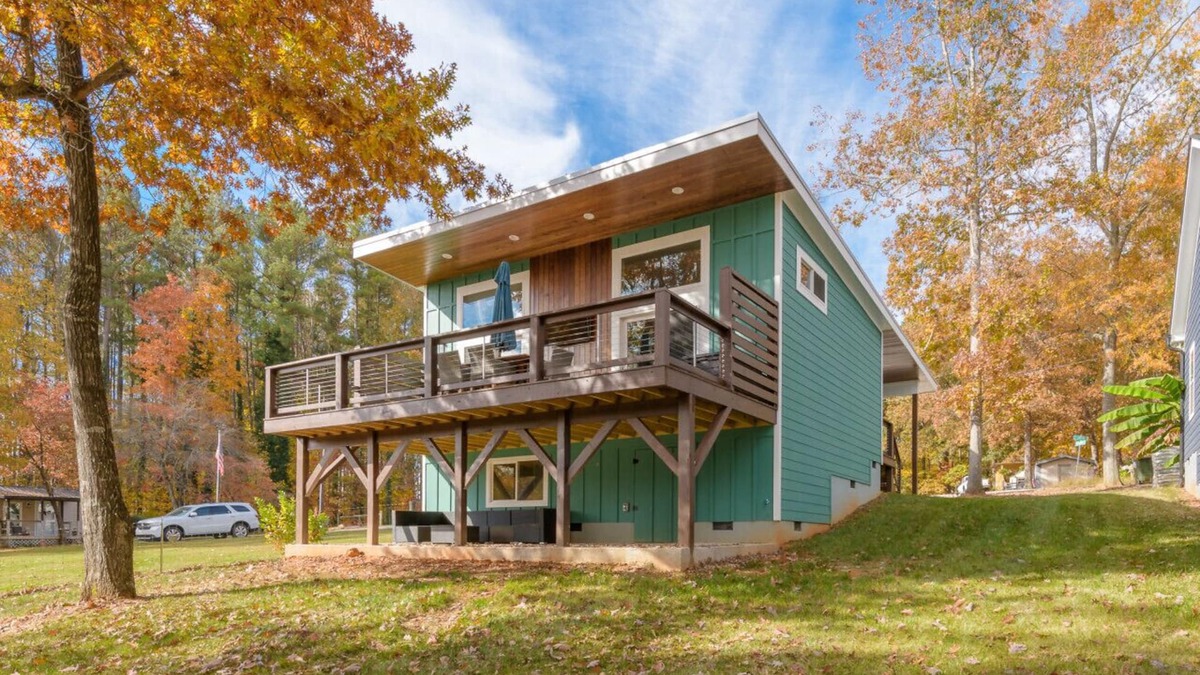 Southmont House | Modern Lake House High Rock Lake