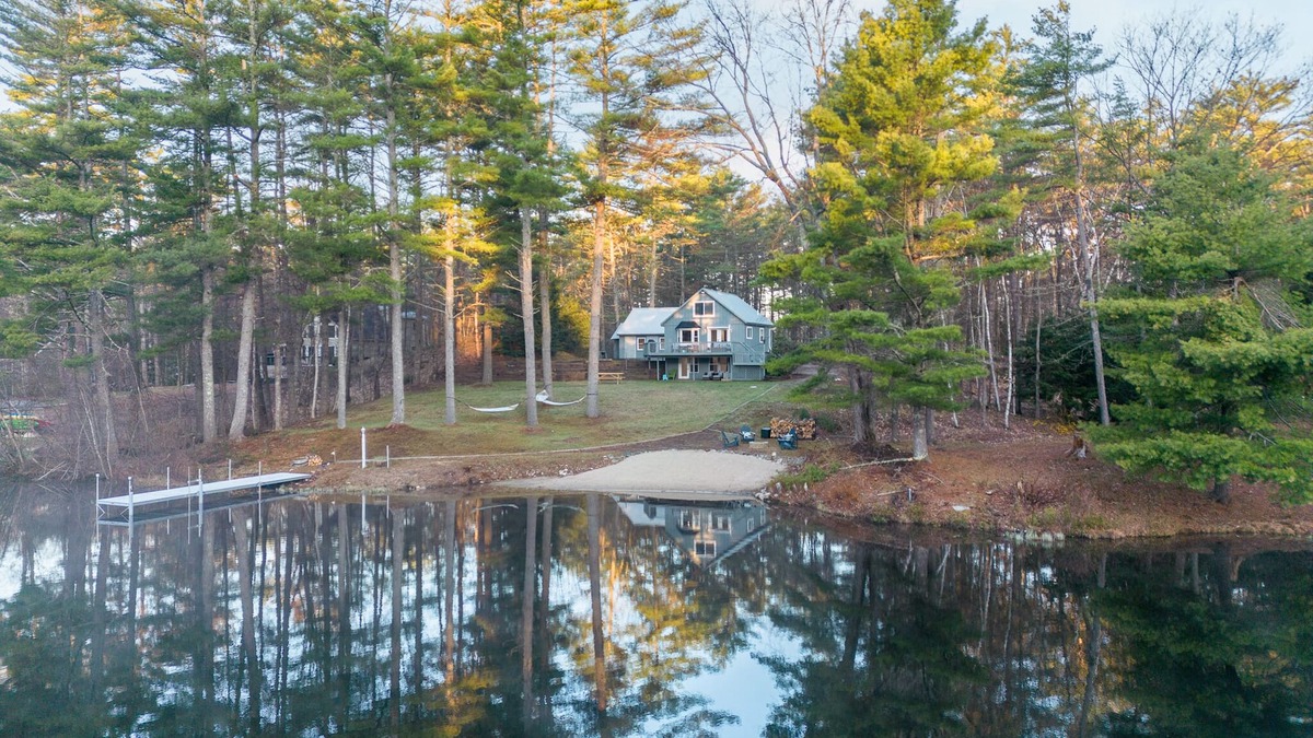 East Wakefield House | Modern Lake House| Private beach| Near White Mtns