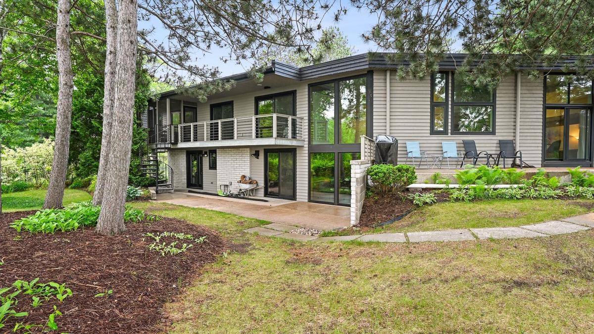 Stevens Point House | Modern Lake House w/Hot Tub, Game Room & Relaxing Views