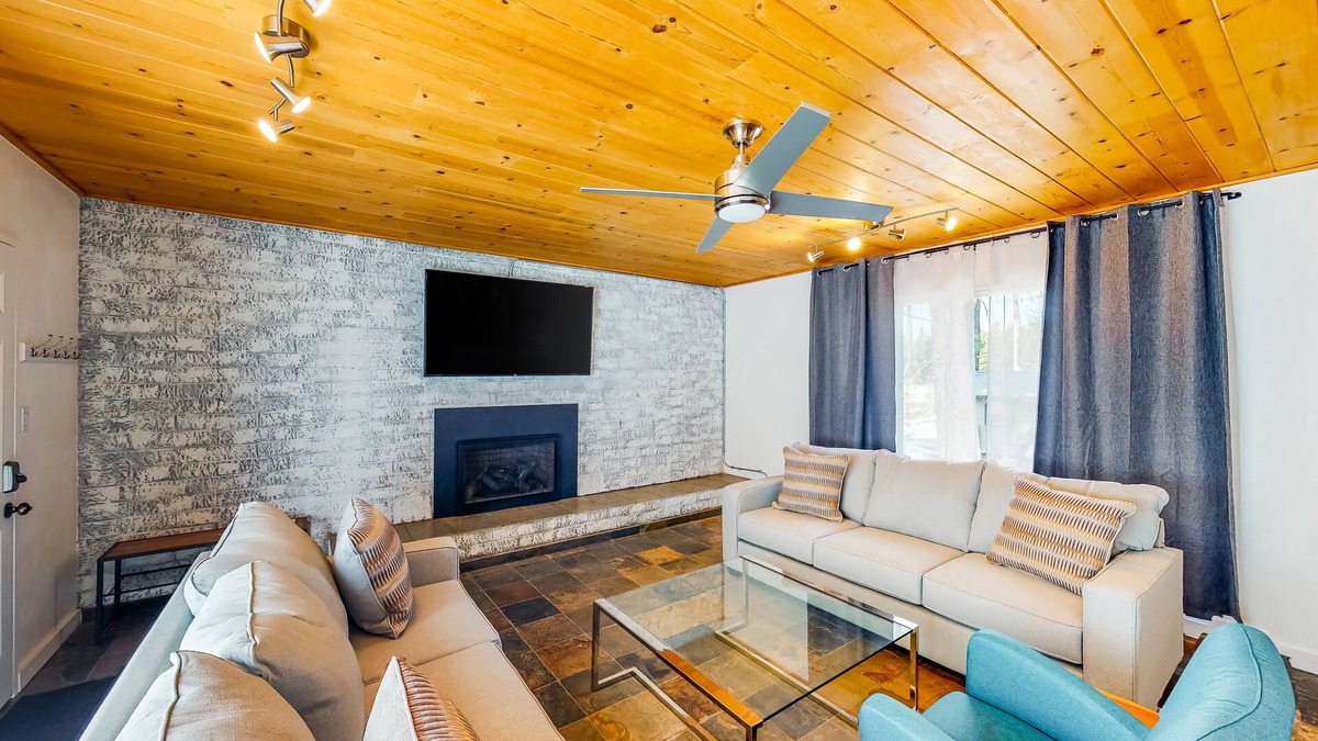 Kings Beach Ski Chalet | Modern lake-view hotel - all eight rooms - dog-friendly - near beach & golf