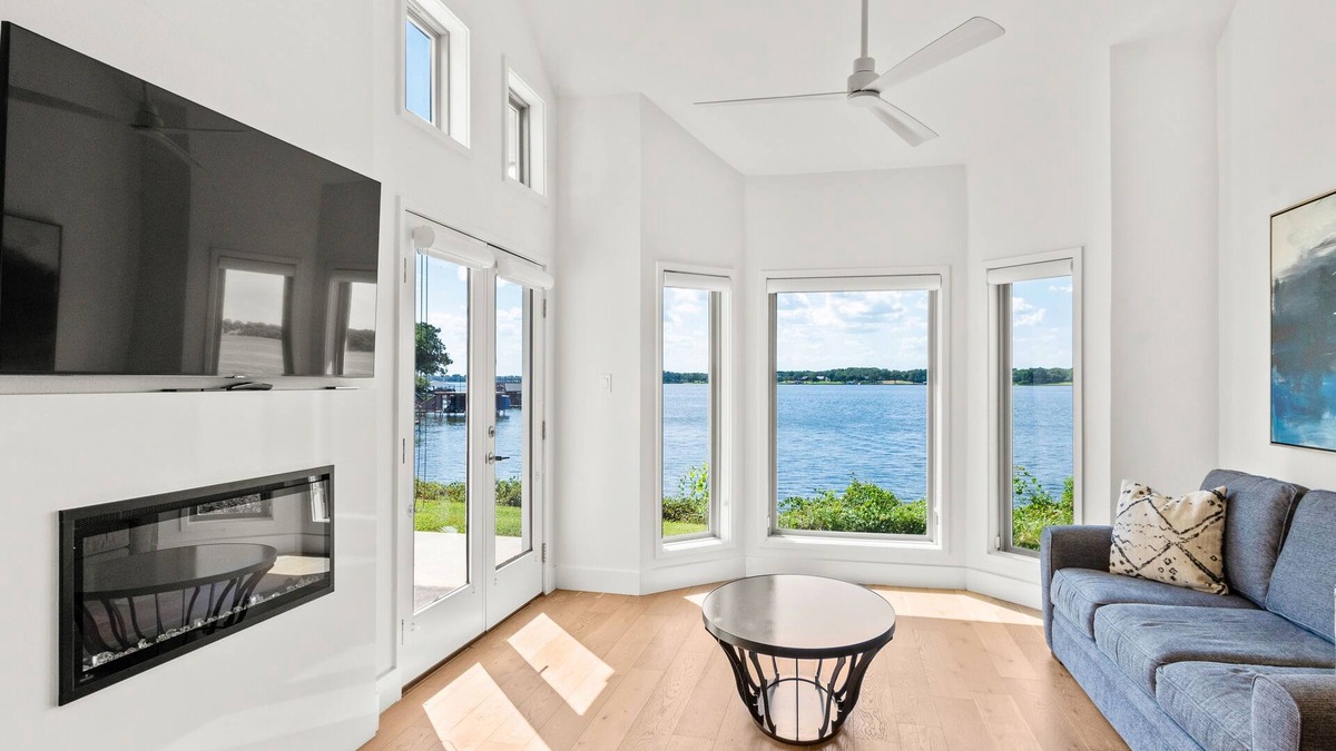 Malakoff House | Modern lake view townhome with W/D, dog friendly