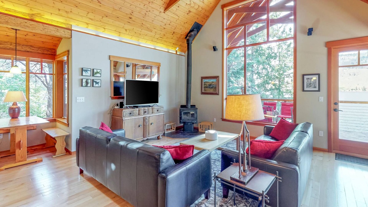 Chelan Cabin | Modern lakefront cabin with dock & 180 feet of pristine waterfront
