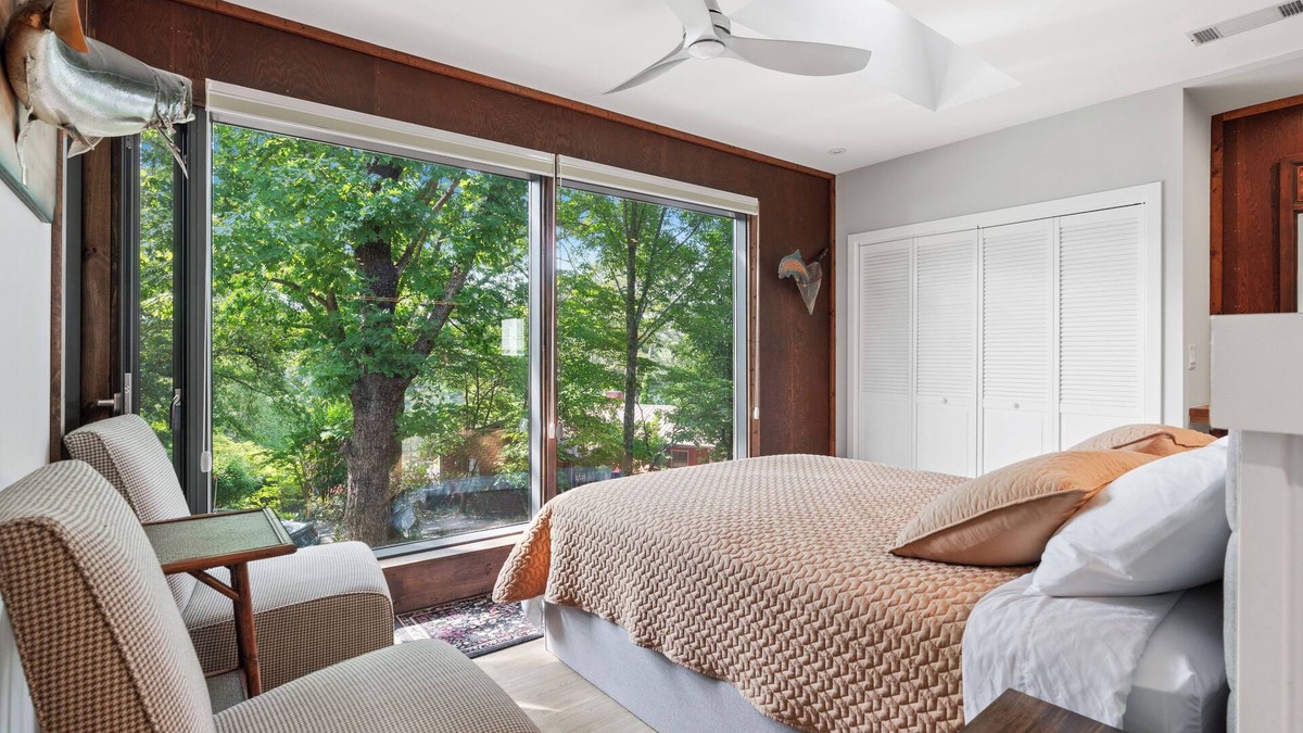 Gainesville House | Modern & Lakefront Haven in Gainesville ~Luxury Queen Bed Studio