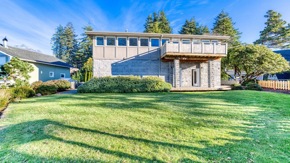 Otis House | Modern lakefront home with private dock & amazing views