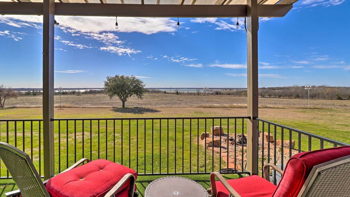 Granger House | Modern Lakehouse w/Stunning Views & Hot Tub!