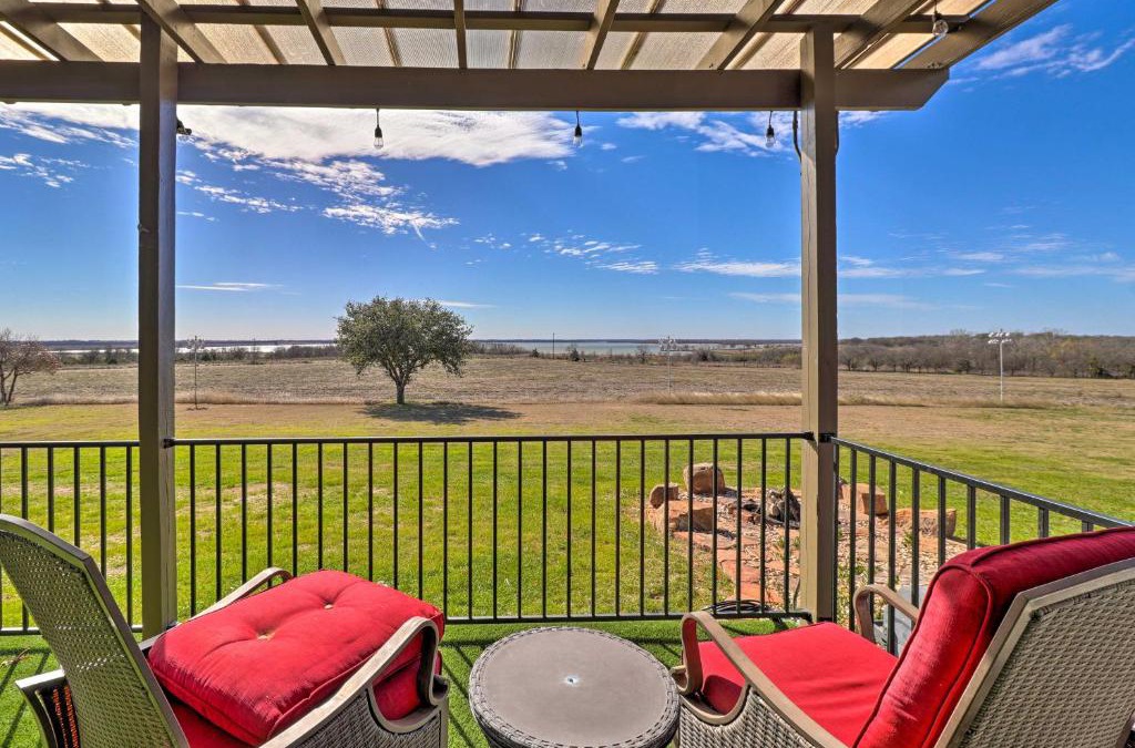 Granger House | Modern Lakehouse with Stunning Views and Hot Tub!