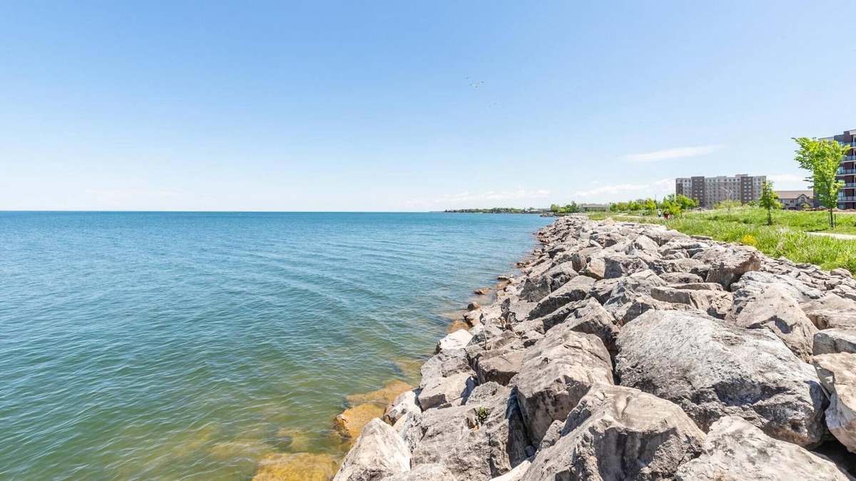Stoney Creek Apartment | Modern Lakeshore 3BR 3BA Townhouse Free Parking BBQ