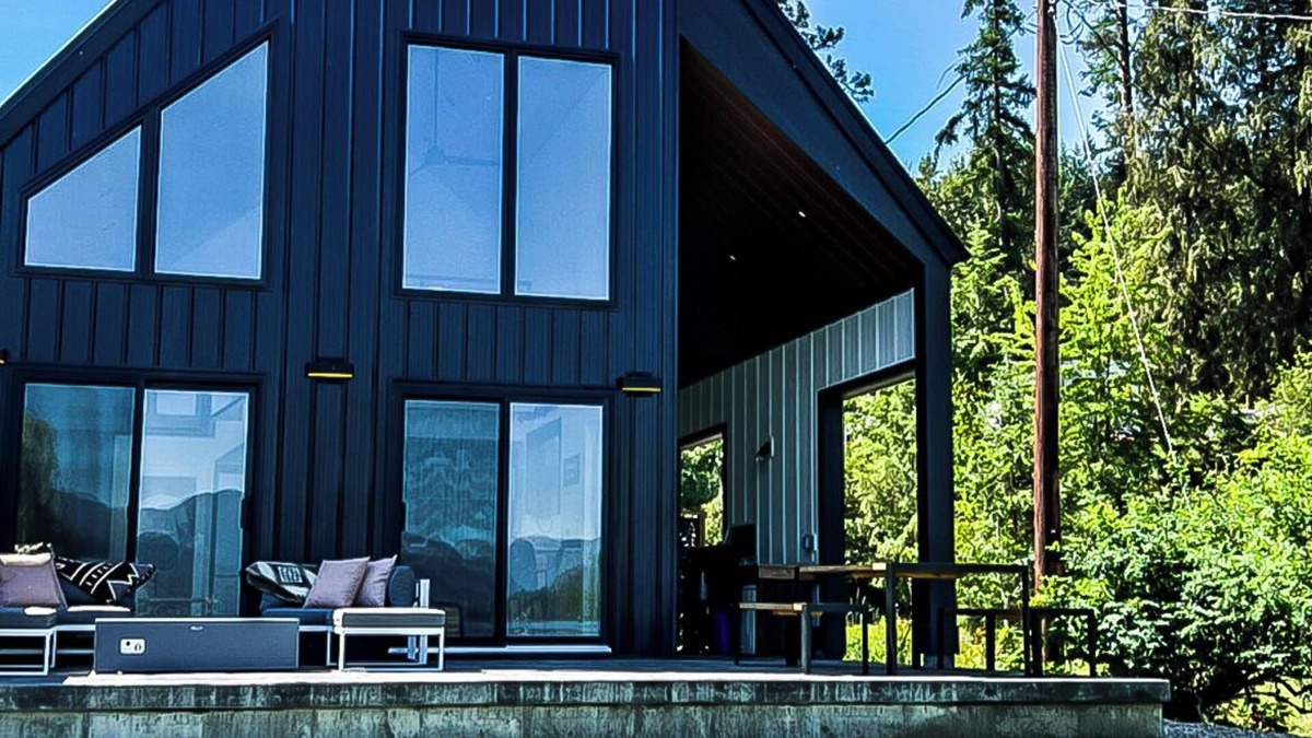 Christina Lake House | Modern Lakeside Cabin on a Sandy Beach