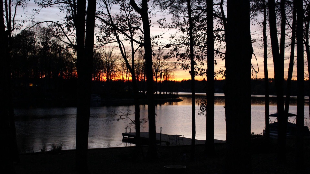Lake of the Woods House | Modern Lakeside Vacation Getaway With 65" Hdtv And Large Entertainment Room