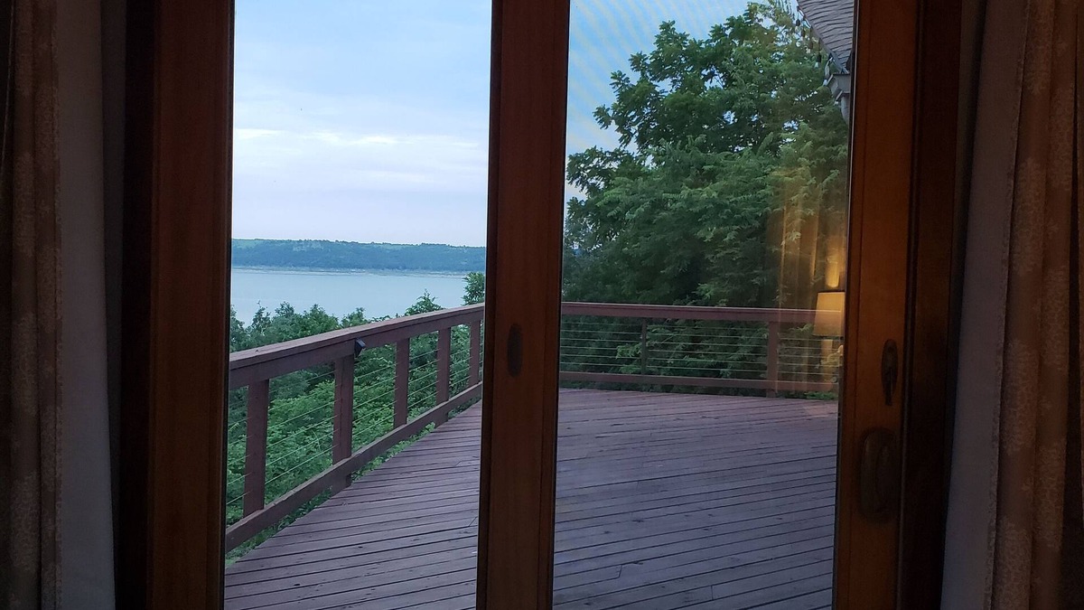 Fostoria Cabin | Modern lakeview cabin on Tuttle Creek Lake near Manhattan Kansas
