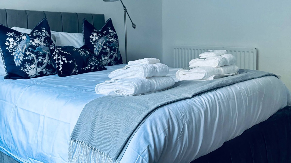 Skelmersdale House | Modern Lancashire stay with private Hot-tub
