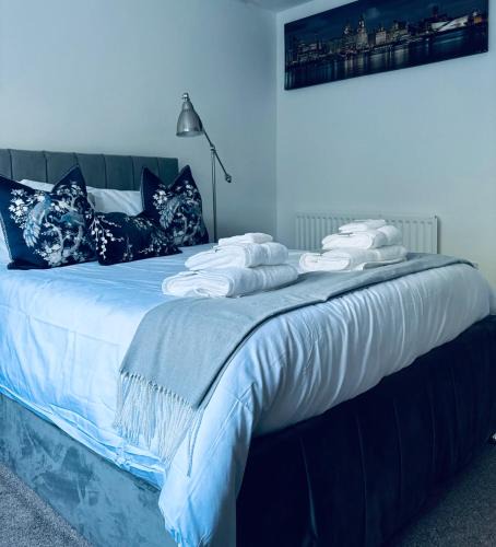 Skelmersdale House | Modern Lancashire stay with private Hot-tub