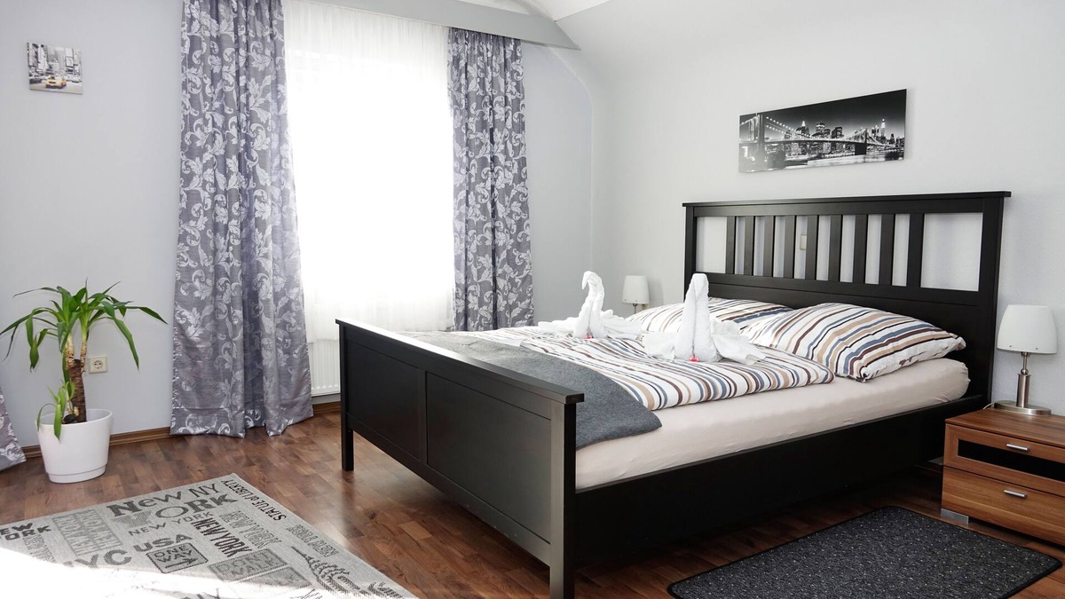 Illingen Apartment | Modern large apartment - Netflix and WiFi included!