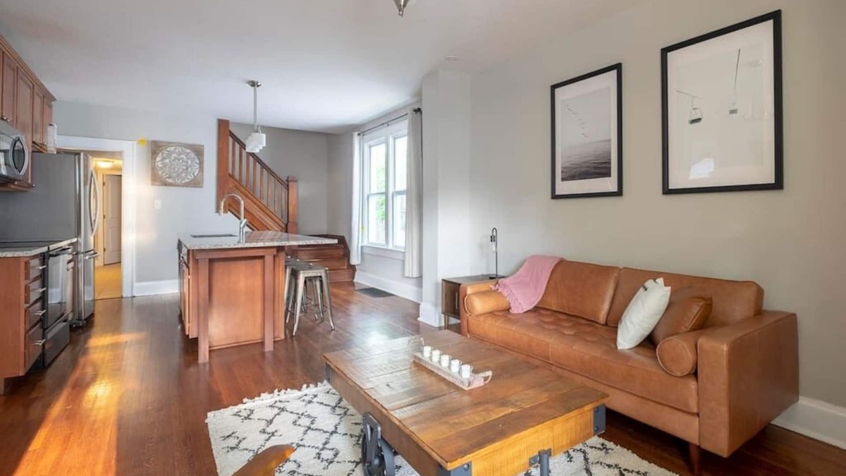 Old North Columbus House | Modern & Large House ❤️ 10 Bed/4 Bath/2 Kitchens | Host 26 Guests