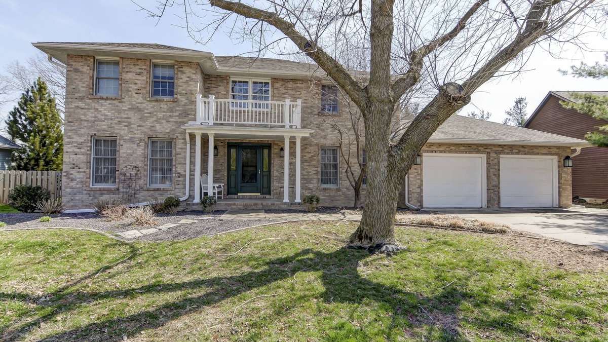 Springfield House | Modern Like New LUXURY 3,200 SQ FT Home In An Awesome Location! Sleeps 12!