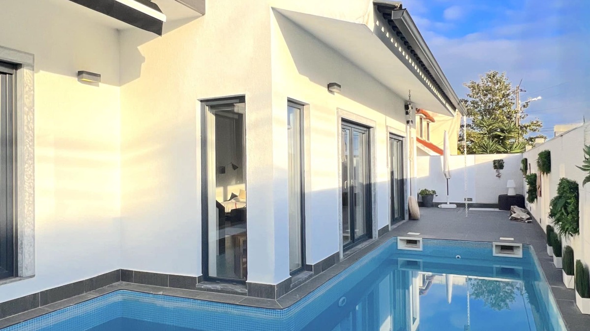 Corroios House | Modern Lisbon Oasis: 15 Mins to City, 4 Mins to Beach, Pool & AC Comfort