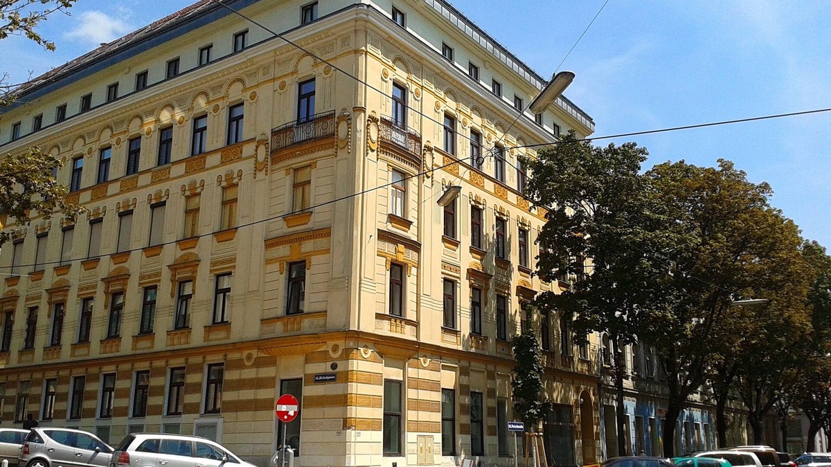 Rudolfsheim-Funfhaus Apartment | Modern living in Art Nouveau building of 1903