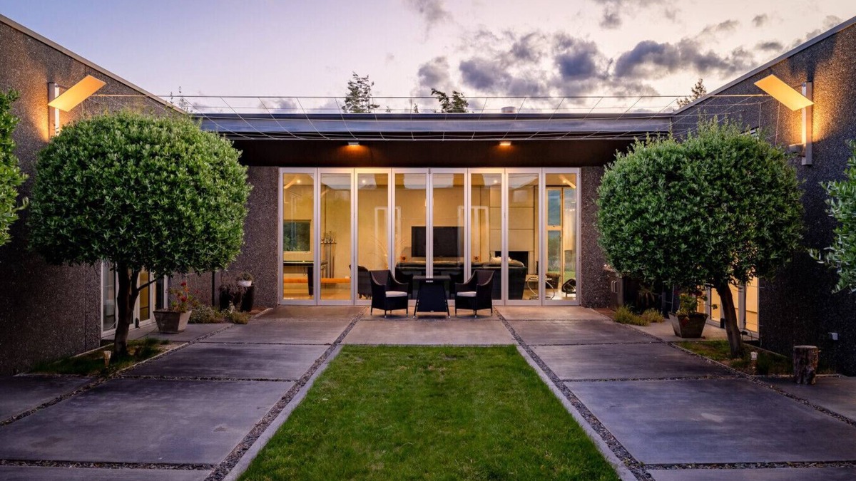 Wanaka Villa | Modern Living with breathtaking views of Lake Wanaka