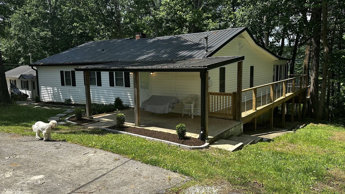 Nancy House | Modern Lodge! Lakeview Retreat! 2 mins to Lees Ford Marina
