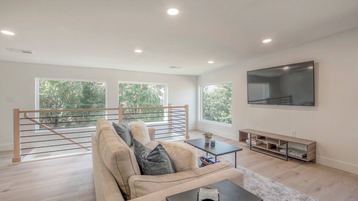 Columbus Park House | Modern Loft in 'Little Italy' - Minutes from Downtown KC