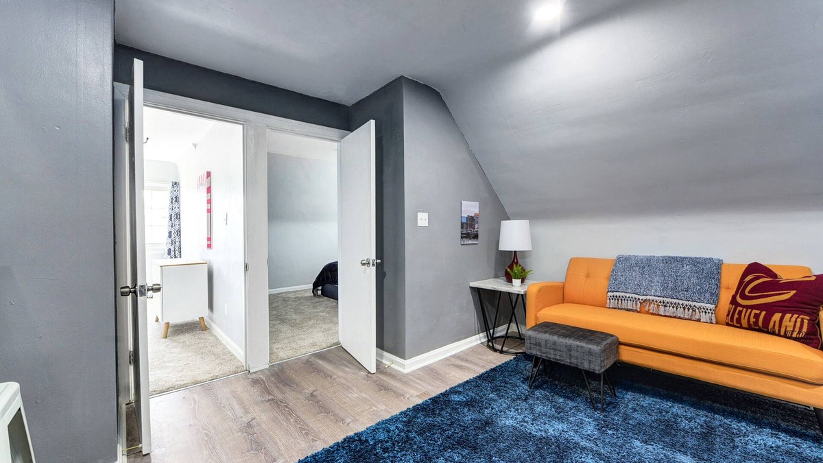Shaker Heights Apartment | Modern Loft in Safe Neighborhood ~ Near Cleveland Clinic ~ Long Stays OK