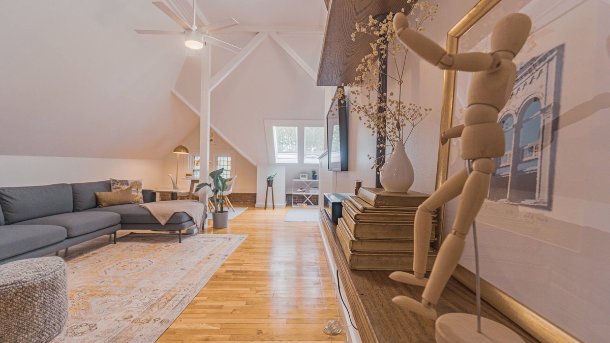 Mill River Apartment | Modern loft overlooking Wooster square