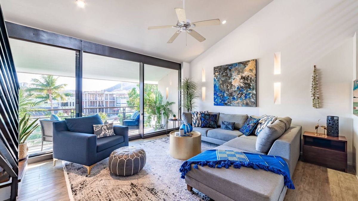 R Condo | Modern Loft - Walk to Beach, Shops & Groceries