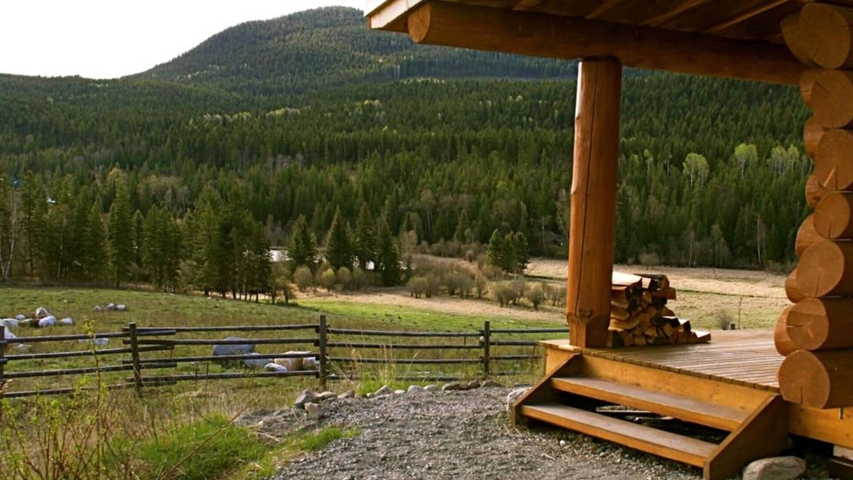 Lumby Apartment | Modern log cabin at private lake