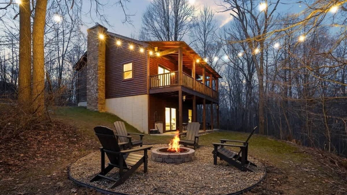 Logan Cabin | Modern Log Cabin, Hot Tub, 5 Mins to Winery/Brewery!