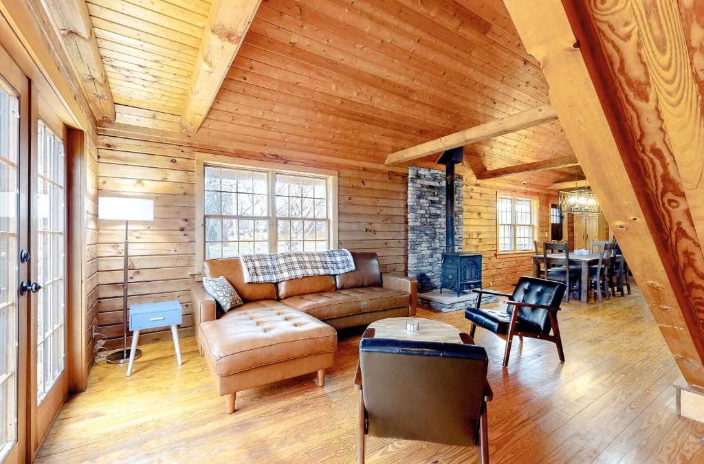 Town of Torrey House | Modern Log Cabin with Vineyard Views