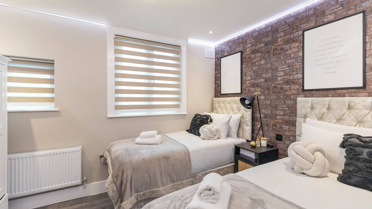New Cross Apartment | Modern London 3-Bedroom Flat with Hot Tub
