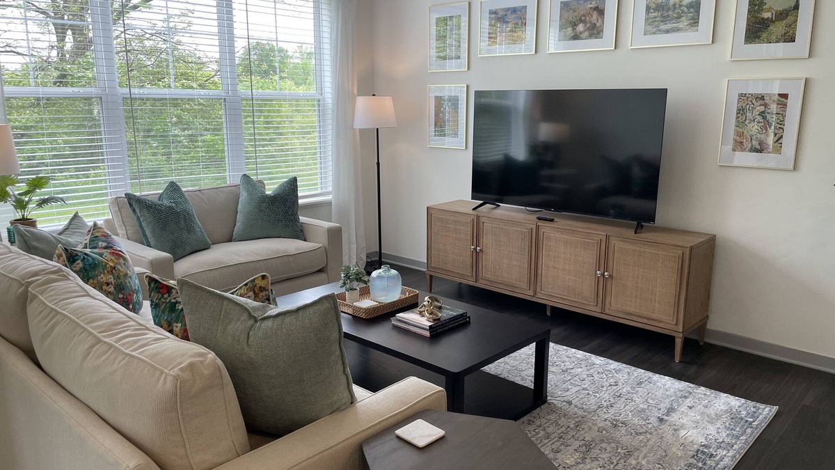 Tuttle West Apartment | Modern Long Stay 2BR | Walk-In Shower | No Steps