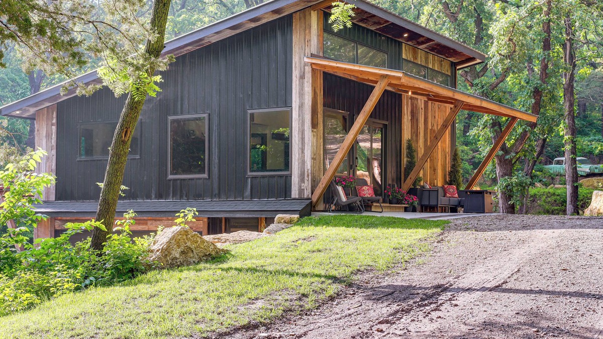 Cass County House | Modern Louisville Home on 3 Acres w/Gas Fire Pit!