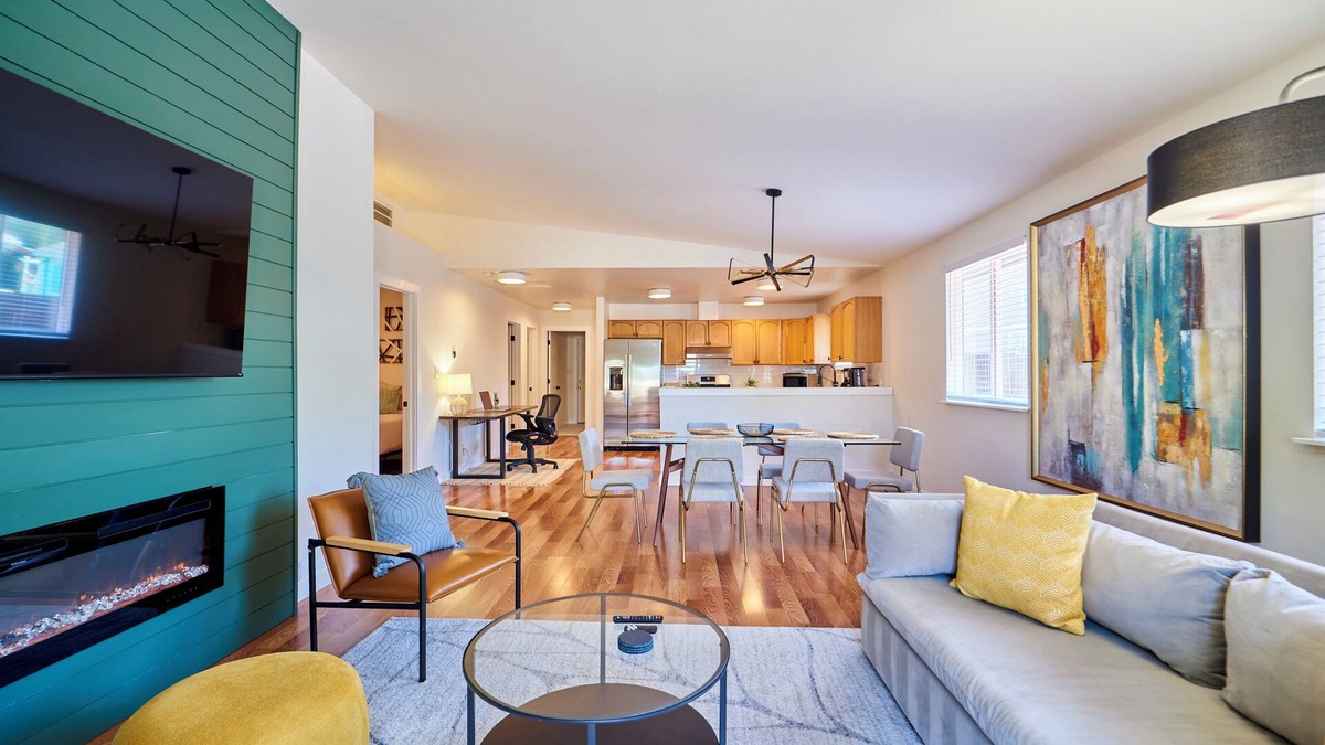 Everett House | Modern LUX 4 bdrm - Near Mall, Boeing, Paine Field & Eateries!